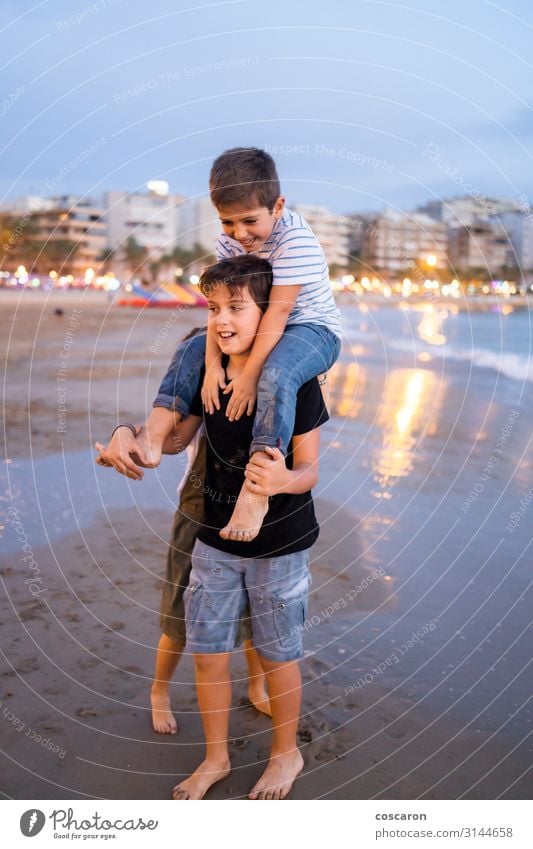 Kinder havig Spaß am Strand bei Sonnenuntergang Lifestyle Freude Glück schön Freizeit & Hobby Spielen Reiten Kinderspiel Ferien & Urlaub & Reisen Sommer Meer