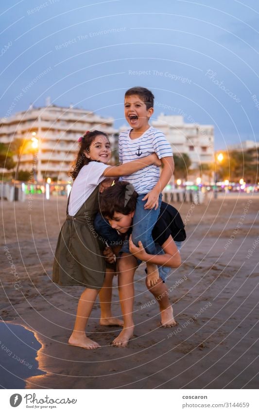 Kinder havig Spaß am Strand bei Sonnenuntergang Lifestyle Freude Glück schön Leben Freizeit & Hobby Spielen Reiten Kinderspiel Ferien & Urlaub & Reisen Sommer