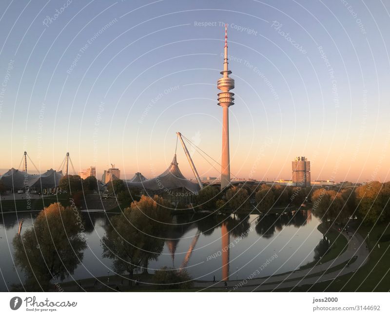 Olympia Park München Städtereise Hauptstadt Menschenleer Sehenswürdigkeit olympiazentrum Lebensfreude Olympia See Olympiaturm Farbfoto Gedeckte Farben