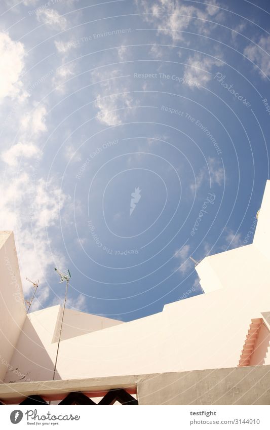 oben Haus Bauwerk Gebäude Architektur Fassade Balkon Terrasse liegen Himmel Wolken blau hell Farbfoto Textfreiraum Mitte Licht Schatten Kontrast Blick nach oben