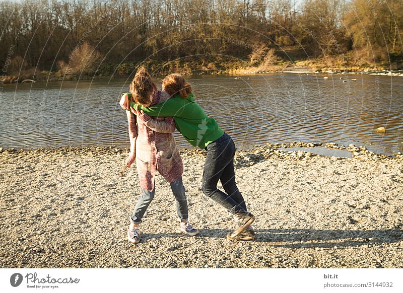 Zwei Teenager kämpfen am Wasser Spielen Kampfsport Kindererziehung Mensch feminin Junge Frau Jugendliche Geschwister Schwester Familie & Verwandtschaft