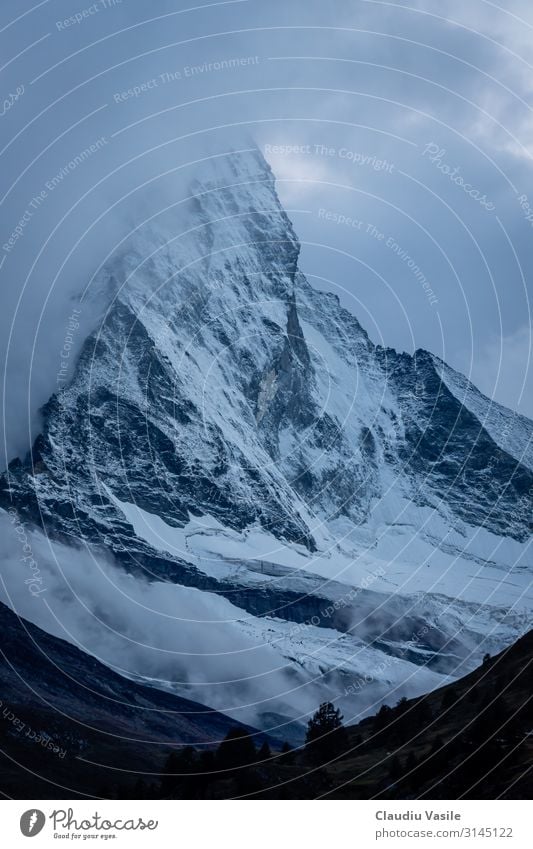 Matterhorn bedeckt mit Wolken bei Dämmerung Natur Landschaft Erde Sommer Winter Klimawandel Nebel Eis Frost Schnee Schneefall Berge u. Gebirge Gletscher frieren