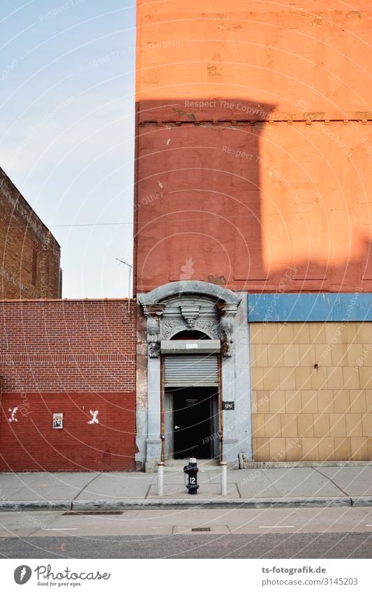 Zeitreisetunnel New York City Stadtzentrum Haus Fabrik Bauwerk Gebäude Architektur Mauer Wand Fassade Tür Eingangstür Eingangstor Rolltor Stein Backstein alt