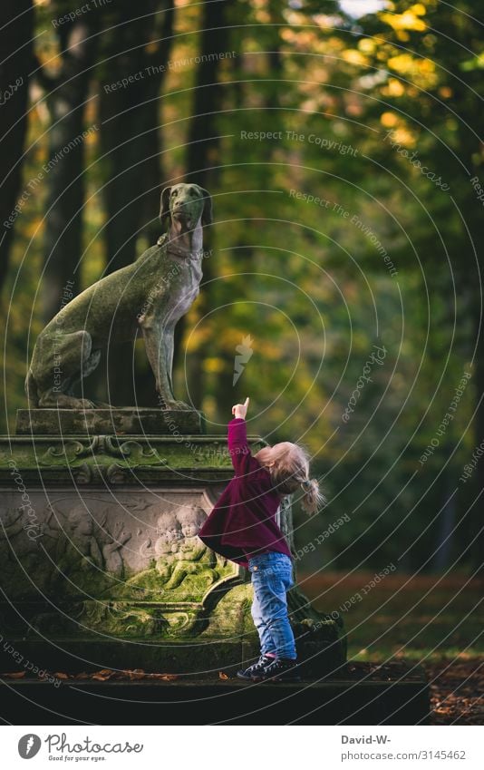 Wauwau Ausflug Mensch feminin Kind Kleinkind Mädchen Kindheit Leben Hand Finger 1 1-3 Jahre Kunst Umwelt Natur Herbst Klima Schönes Wetter Wald Tier Hund