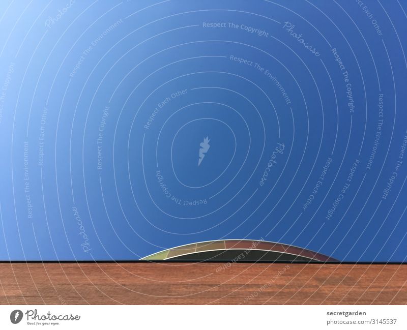 Textfreiraum oben und mitte. Himmel himmelblau himmelwärts minimalistisch Textfreiraum Mitte Gebäudeteil Fassade Backstein Backsteinwand Backsteinfassade