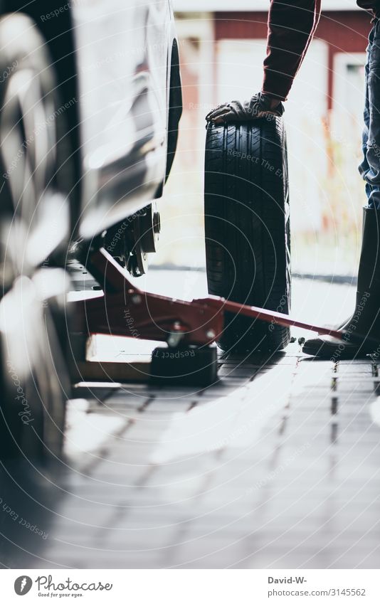 Reifenwechsel Arbeit & Erwerbstätigkeit Beruf Handwerker Mensch maskulin Erwachsene Leben Verkehr Verkehrsmittel Straße Fahrzeug PKW achtsam anstrengen