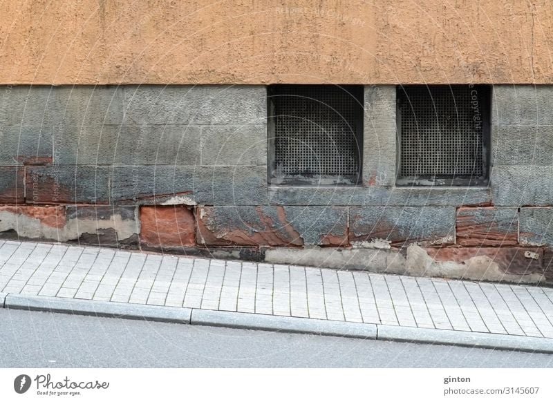 Kellerfenster am Gehweg Haus Gebäude Architektur Fassade Straße alt Wohngebäude altehrwürdig Fenster Etage Wand Putz abbröckelnder Putz Steigung Straßensteigung