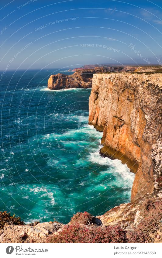 Sagres Küste Abenteuer Ferne Freiheit Sommer Meer Wellen wandern Natur Landschaft Urelemente Erde Luft Wasser Himmel Horizont Schönes Wetter Sträucher