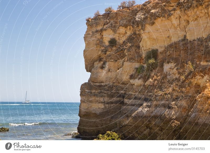 Lagos Küste Umwelt Natur Landschaft Urelemente Sand Wasser Himmel Wolkenloser Himmel Horizont Sommer Hügel Felsen Wellen Portugal Europa atmen beobachten