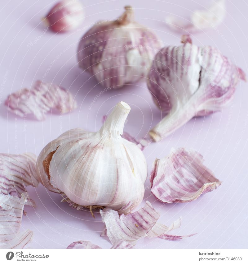 Frischer Knoblauch auf pastellfarbenem Hintergrund Gemüse Kräuter & Gewürze Vegetarische Ernährung frisch Verfall Knolle ingrerient hellrosa Gewürznelke Pastell