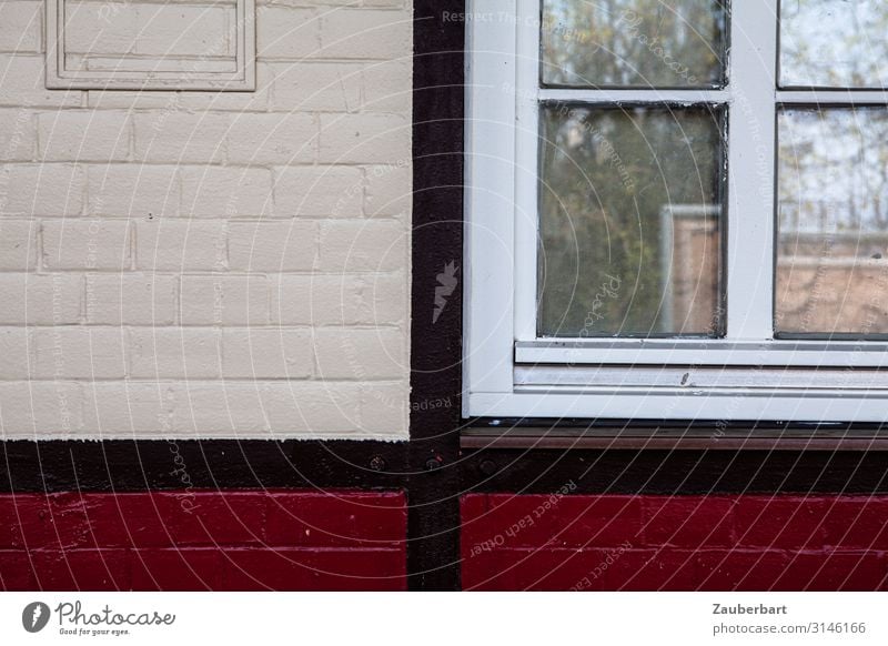 Fachwerk, Ziegel und Fenster in weiß und rot Bauwerk Mauer Wand Fachwerkfassade Fachwerkhaus Schienenverkehr Stein Holz Glas Blick warten einfach retro braun