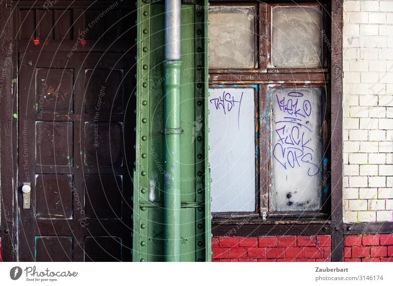 Tür, Träger, Fenster S-Bahn S-Bahnhof Mauer Wand Fassade Stahlträger Stein Glas Backstein Graffiti warten alt eckig einfach historisch braun grün rot weiß