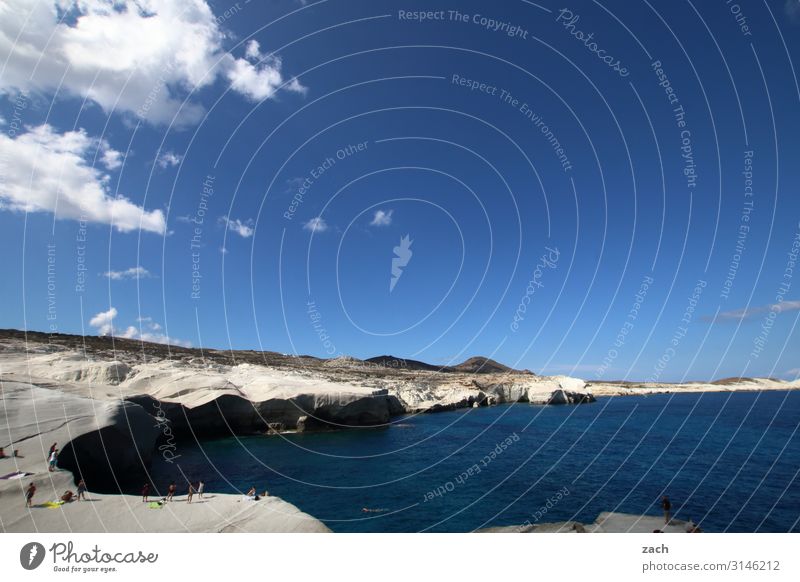 rechts Landschaft Wasser Himmel Wolken Schönes Wetter Felsen Küste Meer Mittelmeer Ägäis Insel Milos Kykladen Griechenland Schwimmen & Baden blau weiß Farbfoto