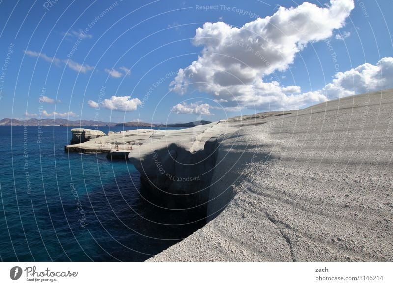 links Landschaft Wasser Himmel Wolken Schönes Wetter Felsen Küste Meer Mittelmeer Ägäis Insel Milos Kykladen Griechenland Schwimmen & Baden blau weiß Farbfoto