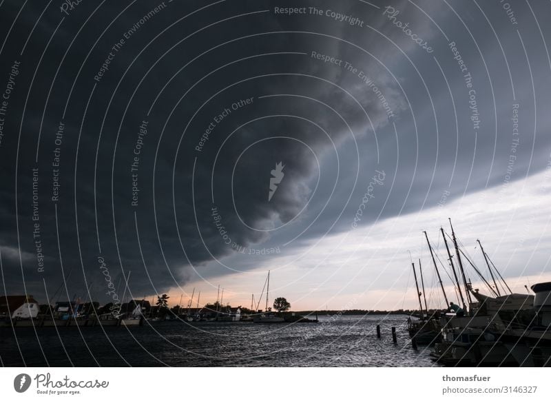 Gewitterböe am Segelerhafen Segeln Umwelt Natur Urelemente Wolken Gewitterwolken Horizont Klima Wetter Unwetter Wind Sturm Regen Küste Meer Fischerdorf