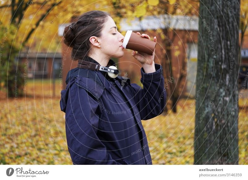 junge Frau mit Coffee To Go im Herbst Getränk trinken Heißgetränk Kaffee Latte Macchiato Becher Lifestyle Freizeit & Hobby Mensch feminin Junge Frau Jugendliche