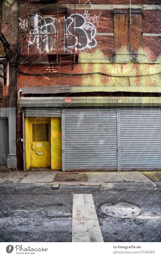 Nichts los in New York City? Stadtzentrum Haus Bauwerk Gebäude Mauer Wand Treppe Fassade Tür Rollladen Rolltor Feuerleiter Stein Metall Graffiti gruselig