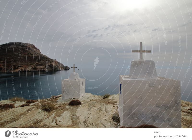 durchkreuzt Landschaft Himmel Wolken Hügel Küste Meer Mittelmeer Ägäis Insel Folegandros Kykladen Griechenland Dorf Fischerdorf Kirche Kreuz grau Glaube