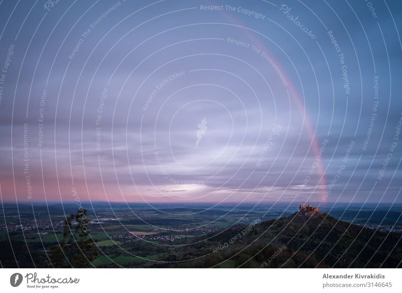 Sonnenaufgang mit Regenbogen Architektur Umwelt Natur Landschaft Himmel Wolken Horizont Sonnenuntergang Herbst Schönes Wetter Feld Wald Hügel Gipfel