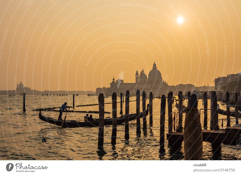 Blick auf die Kirche Santa Maria della Salute in Venedig Erholung Ferien & Urlaub & Reisen Tourismus Haus Wasser Wolken Stadt Altstadt Turm Bauwerk Gebäude