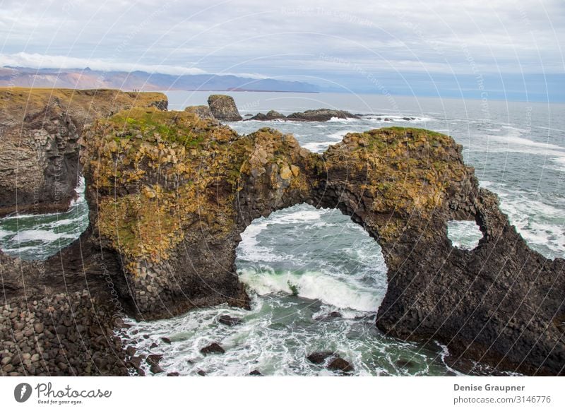 Rock bridge in the sea in Iceland Ferien & Urlaub & Reisen Sommer Winter Natur Wasser Wellen Küste Meer Blick springen wandern beautiful blue Europa Island