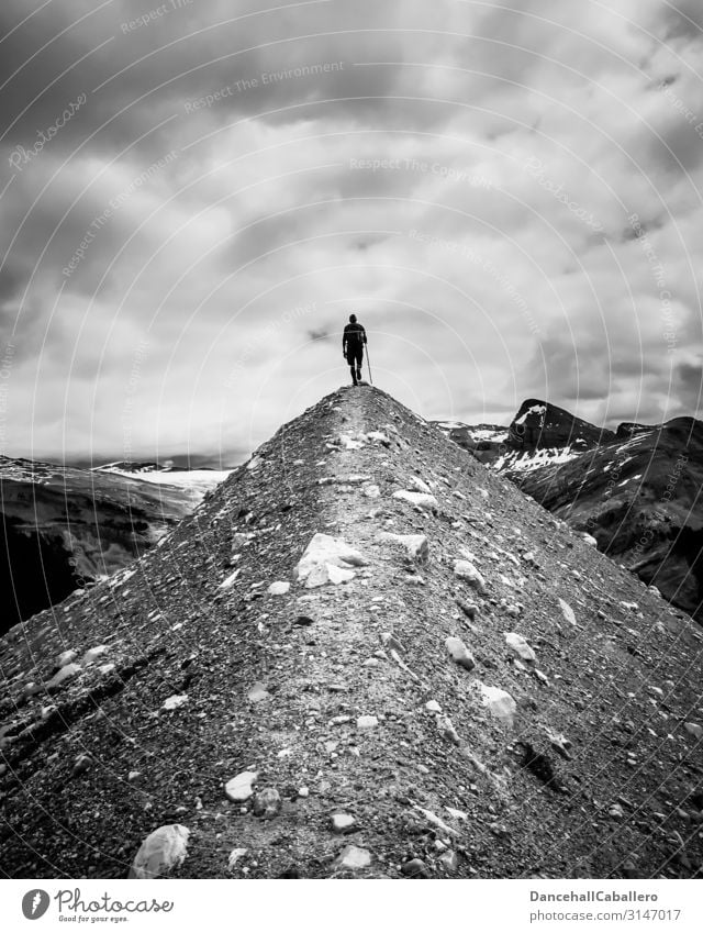 Der Wanderer... Freizeit & Hobby Ferien & Urlaub & Reisen Tourismus Abenteuer Freiheit Berge u. Gebirge wandern Mensch maskulin 1 Wolken Hügel Alpen