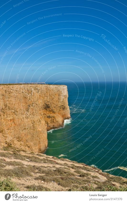 Sagres Küste Ferne Freiheit Sommer Sonne Meer Wellen Natur Landschaft Wasser Himmel Horizont Schönes Wetter Wärme Dürre Sträucher Hügel Felsen Bucht Stein atmen