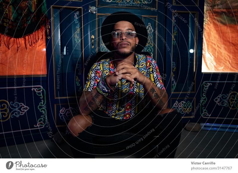 Ein junger Boho-Boy mit Hut und Sonnenbrille. Lifestyle Freude Glück schön Erholung Tourismus Sommer Strand Frau Erwachsene Freundschaft Jugendliche