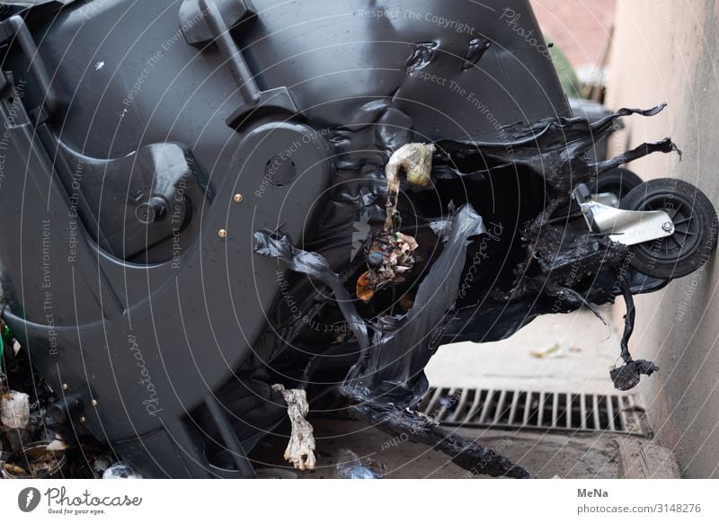 Verbrannte Mülltonne Umwelt Klima kaputt trashig Ärger Umweltverschmutzung Müllbehälter Container Brand Brandschaden Schaden Außenaufnahme Menschenleer