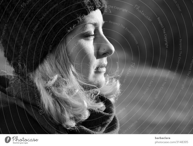 Die Wintersonne genießen Frau Erwachsene 1 Mensch Natur Landschaft Schönes Wetter Wiese Wald Schal Mütze blond hell kalt Wärme Gefühle Stimmung Lebensfreude