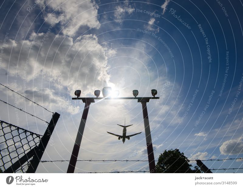 Anflug Ferien & Urlaub & Reisen Tourismus Himmel Wolken Klima Schönes Wetter Wärme Tegel Verkehrsmittel Passagierflugzeug Landebahn Flugzeuglandung