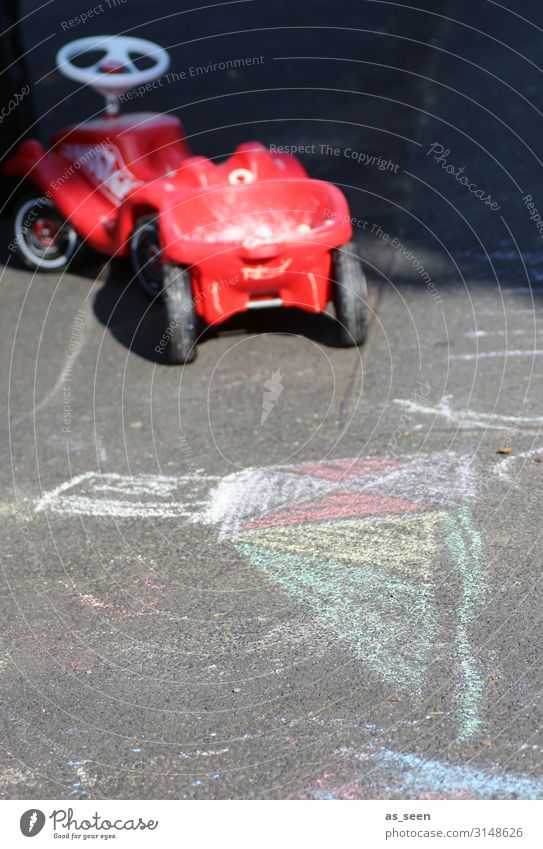 Bobbycar Kindererziehung Kindergarten Kindergärtnerin Kindheit Jugendkultur Umwelt Schönes Wetter Stadt Straße Fahrzeug Spielzeug Spielzeugauto stehen