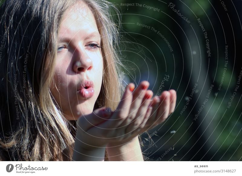 Leichtigkeit Mädchen Jugendliche Gesicht Mund 13-18 Jahre Umwelt Natur Pflanze Frühling Sommer Wetter Schönes Wetter Blüte Blütenblatt ästhetisch authentisch