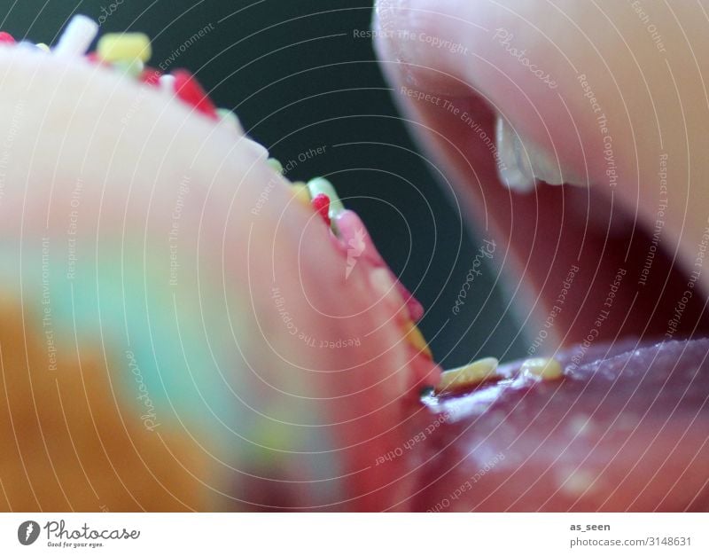 Lecker! Lebensmittel Speiseeis Süßwaren Zuckerstreusel Ernährung Essen Feste & Feiern Geburtstag Kind Kindheit Mund Zunge 1 Mensch authentisch lecker nah süß