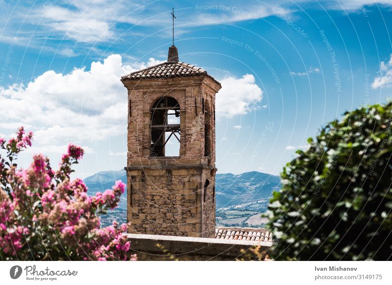 Glockenturm Architektur Rimini Italien Europa Kleinstadt Altstadt Turm Gebäude Dach Sehenswürdigkeit Stein Backstein alt Sonne Pflanze Altbau Farbfoto