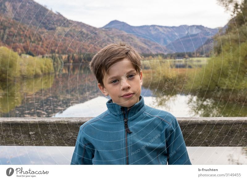 Kind auf Holzbrücke, Gebirgssee Leben Ferien & Urlaub & Reisen Ausflug Abenteuer Berge u. Gebirge wandern Junge Gesicht 1 Mensch 8-13 Jahre Kindheit Umwelt