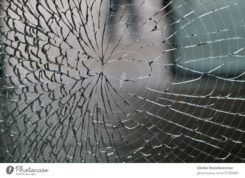 Zerstört Hamburg Stadt Bahnhof Gebäude Fenster Glas bedrohlich dunkel kaputt rebellisch Spitze trashig verrückt Gefühle Sicherheit Schutz dumm Wut Ärger