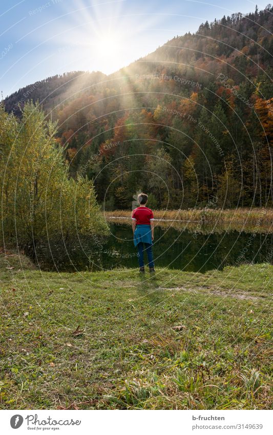 Kind stehend am Seeufer eines Gebirgssees Wohlgefühl Freizeit & Hobby Ausflug Berge u. Gebirge wandern 1 Mensch 8-13 Jahre Kindheit Natur Landschaft Wasser