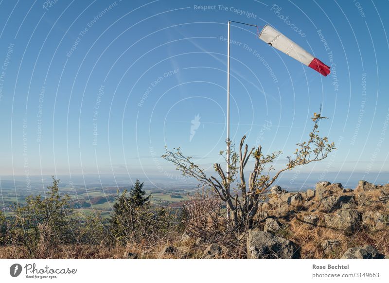 Rotweiss im Wind Landschaft Wolkenloser Himmel Schönes Wetter Hügel wandern Ferne Windsack Windfahne Rhön Wasserkuppe Farbfoto Außenaufnahme Menschenleer