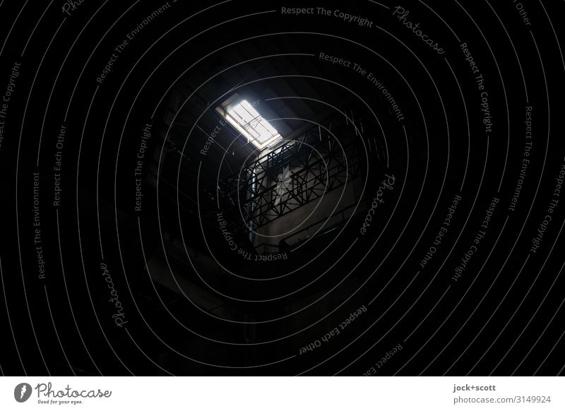 Spot dort oben in der riesigen Halle Industrieanlage Klappe Lichteinfall Lichtpunkt dunkel eckig einfach klein schwarz Mittelpunkt Schattendasein Lichtspiel