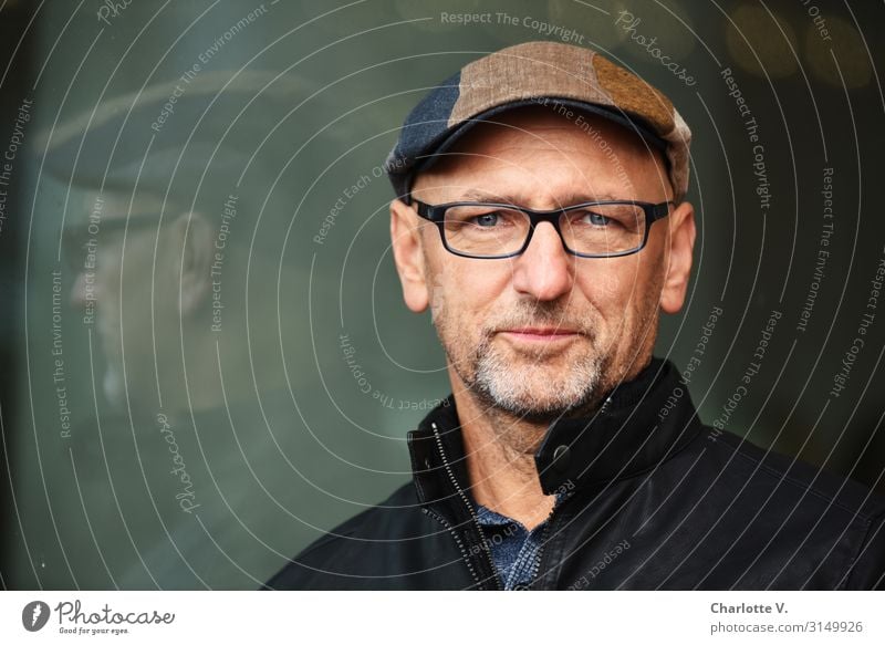 Verschmitzt | UT HH19 Mensch maskulin Mann Erwachsene Männlicher Senior 45-60 Jahre Fensterscheibe Brille Mütze Schirmmütze Bart Glas Lächeln Blick Coolness