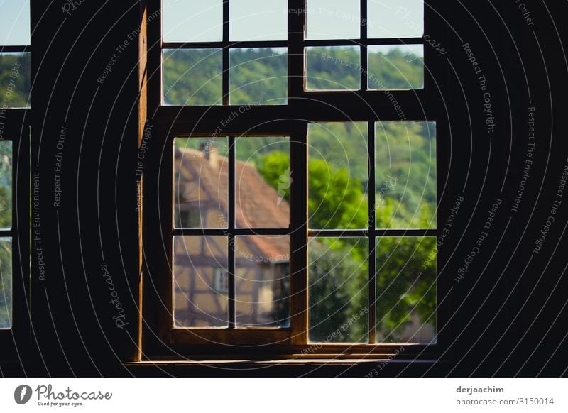 .Fenster zum Hof. Ein Blick durch das Alte Fenster zum Hof. Design ruhig Ausflug Haus Raum Landschaft Sommer Schönes Wetter Baum Garten Bayern Deutschland