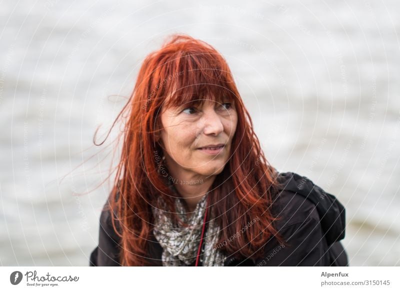 Blick nach rechts | UT Mensch feminin Frau Erwachsene 1 Lächeln Coolness Optimismus Erfolg Tatkraft Vertrauen Sicherheit geheimnisvoll Gelassenheit Farbfoto