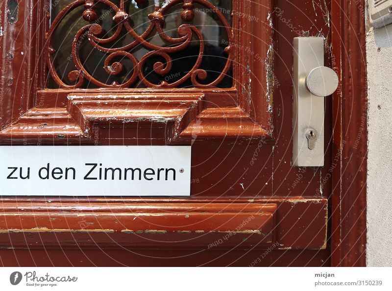 Zu den Zimmern Städtereise Haus Business Kleinstadt Stadt Altstadt Tür Namensschild Holz Schriftzeichen Schilder & Markierungen Hinweisschild Warnschild Schloss