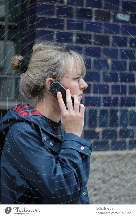 Old School Handy Fliesen feminin Frau Erwachsene 1 Mensch 18-30 Jahre Jugendliche Herbst Berlin Stadt Hauptstadt Fassade Fliesen u. Kacheln azurblau glänzend