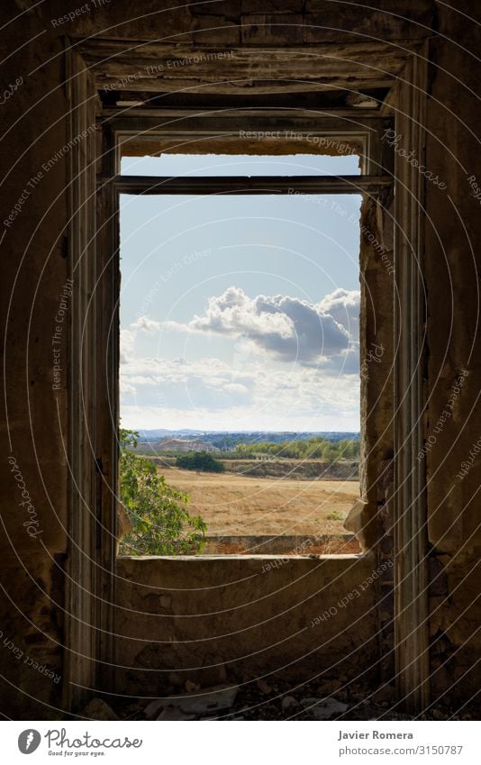 Bewölkte Landschaft, umrahmt von einem zerbrochenen Fenster. Freiheit Haus Innenarchitektur Himmel Wolken Horizont Wiese Ruine Gebäude alt Traurigkeit dreckig