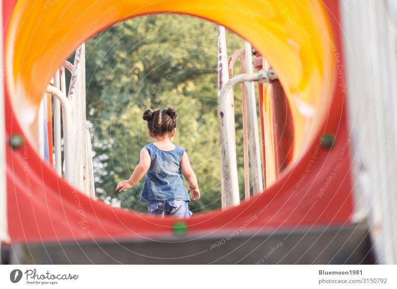 Rückseite eines kleinen Mädchens, das Spaß auf dem Spielplatz hat. Lifestyle Freude Glück Spielen Sommer Kindergarten Kindheit 1 Mensch 1-3 Jahre Kleinkind