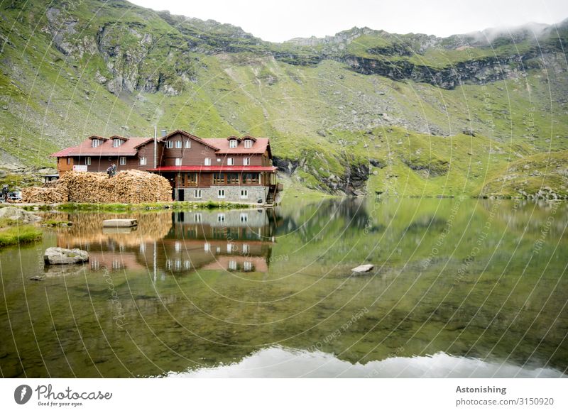 Holz vor der Hütte Umwelt Natur Landschaft Pflanze Wasser Himmel Sommer Wetter Gras Hügel Felsen Berge u. Gebirge Südkarpaten Karpaten Gipfel See Balea Lac