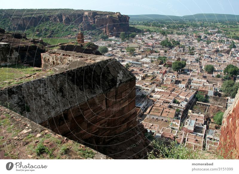 Festung und Stadt Landschaft Hügel Gipfel Burg oder Schloss Fluggerät historisch Aussicht Aussichtspunkt Durchblick Aussehen Szene Ausblick Panorama Bergkuppe