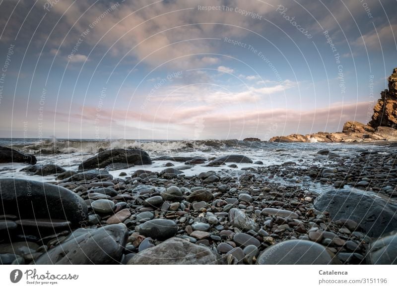 Rund gewaschene Kieselsteine liegen am Strand Meer Wellen wandern Natur Landschaft Wasser Wassertropfen Himmel Wolken Horizont Sonnenaufgang Sonnenuntergang